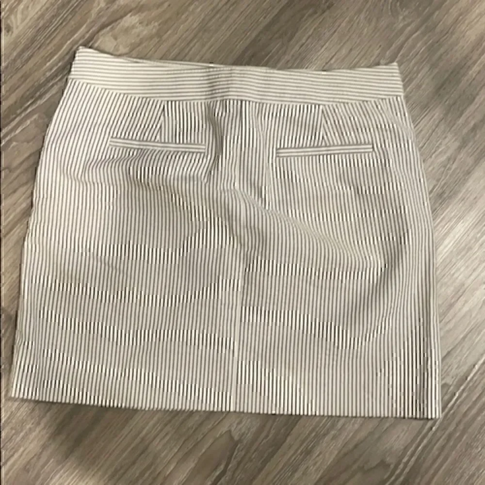 NWOT- J.Crew Mini Skirt Seersucker Striped Pockets Size 2 - Picture 2 of 3